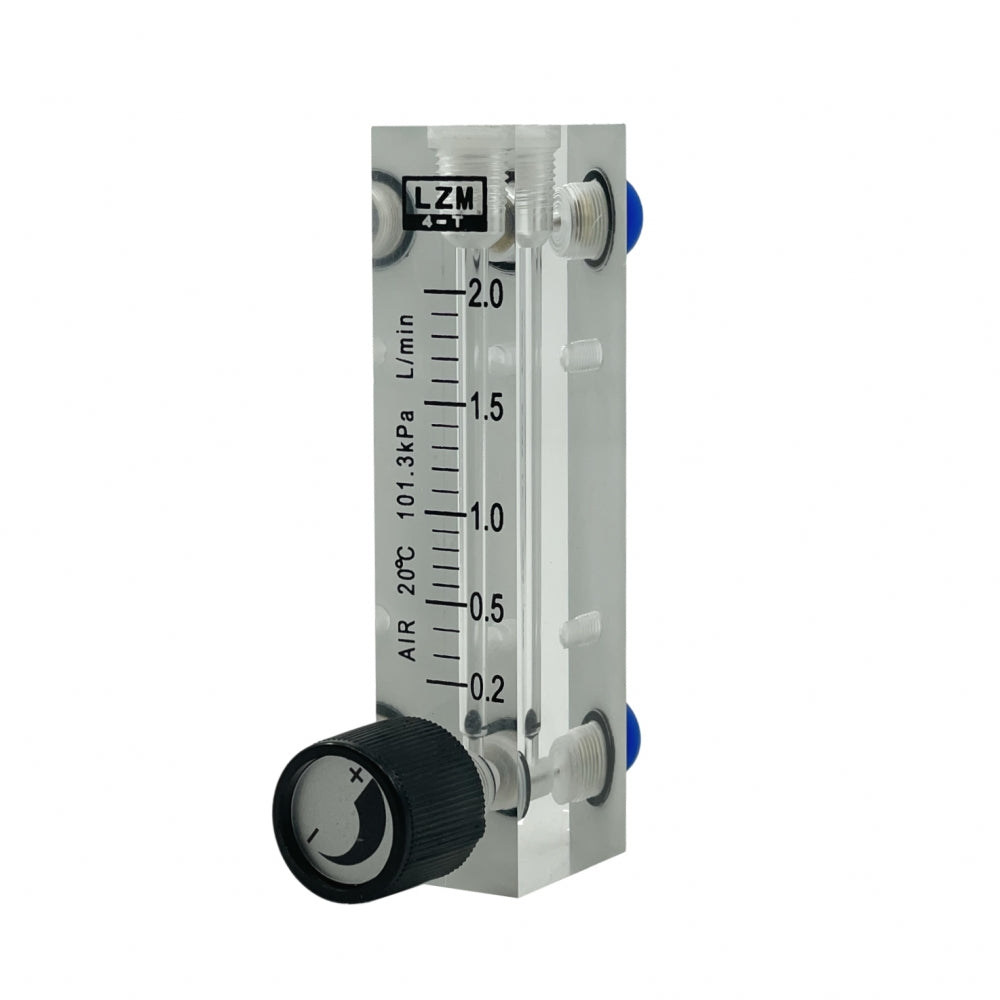 Nærbilde av Brewshop Oksygen Flow Meter med 1/4" pushfit hurtigkobling, med gjennomsiktig kropp, målemarkeringer, svart justeringsknott og doble porter - perfekt for nøyaktig oksygenering av vørter.