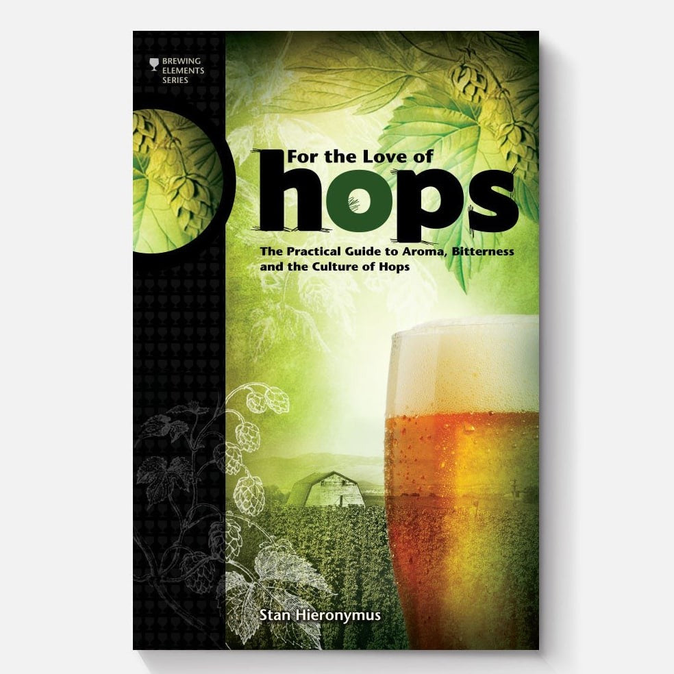 Omslaget til "For The Love of Hops: The Practical Guide to Aroma, Bitterness and the Culture of Hops" av Brewshop, med humlesorter, ølglass, åker og låve på grønn bakgrunn.