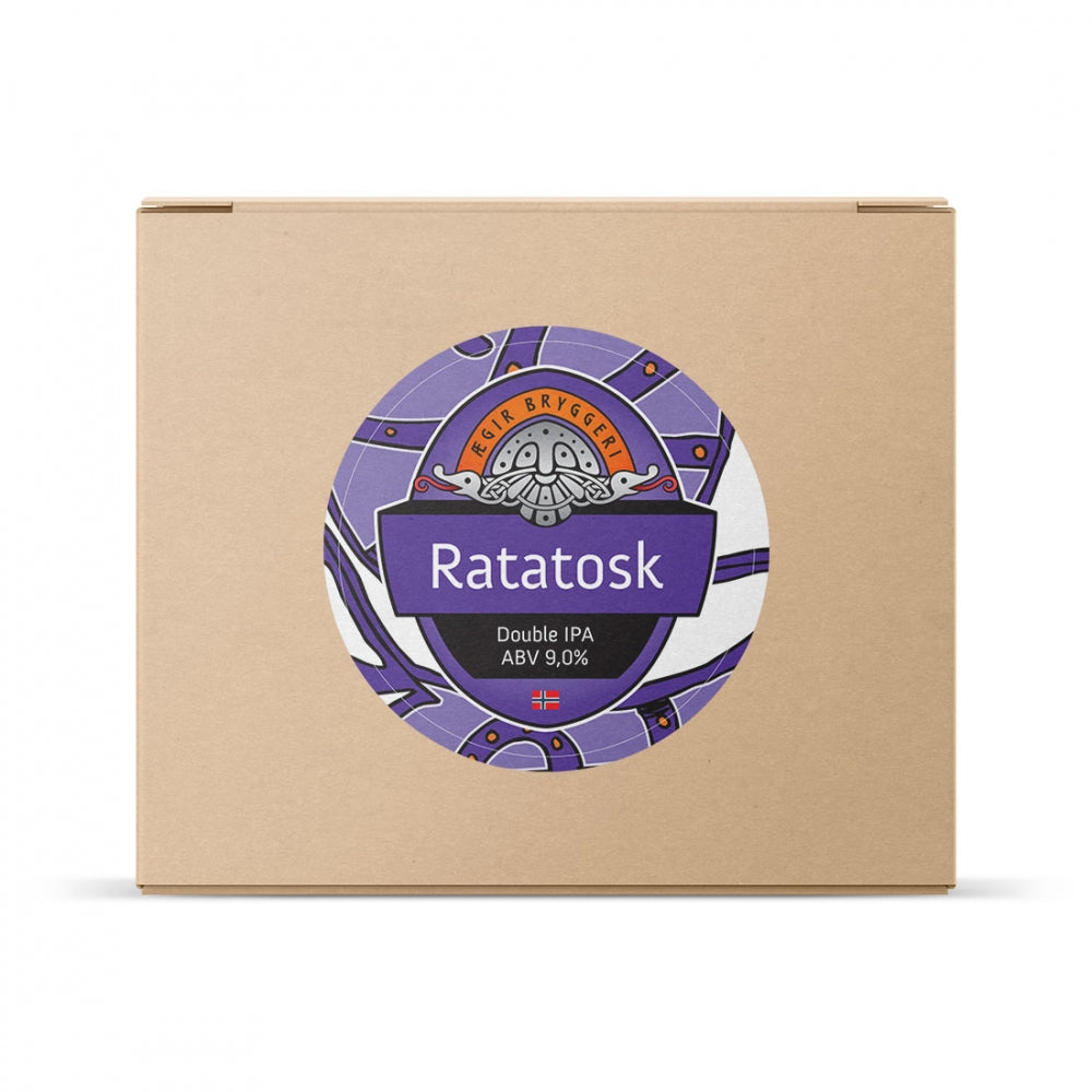 En pappeske med en rund etikett med teksten "Ratatosk Double IPA ABV 9,0%" i lilla og grått - ideell til hjemmebrygging med Brewshop Ægir Ratatosk allgrain ølsett.