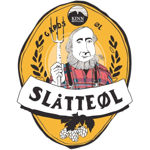 En stilisert øletikett viser en alvorlig mann i pledd med høygaffel, humleillustrasjoner og ordene "Slåtteøl" og "Gardsøl". Ideell for fans av belgisk gårdsøl eller Kinn Slåtteøl - allgrain ølsett fra Brewshop.