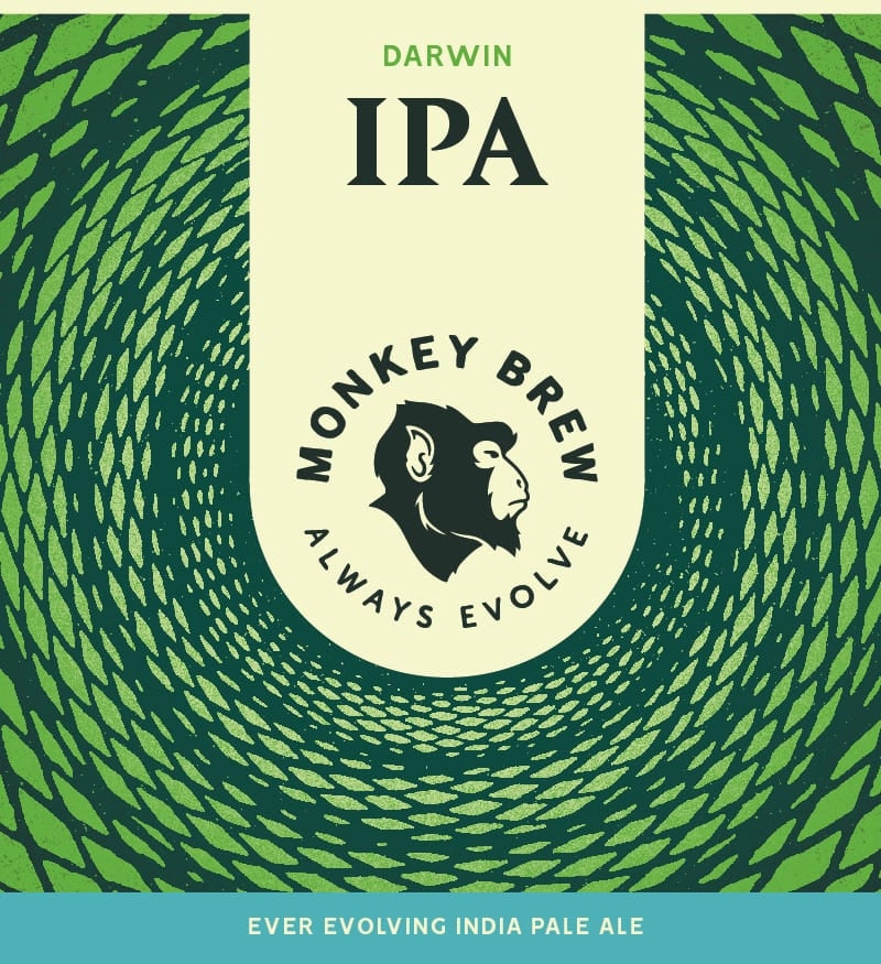 Grønn og kremfarget Brewshop Monkey Brew Darwin IPA - allgrain ølsett-etikett med stilisert apehode, virvlende bladmønster og teksten "Monkey Brew Always Evolve". Tagline: "India Pale Ale i stadig utvikling." Ideell for allgrain ølsett-fans.