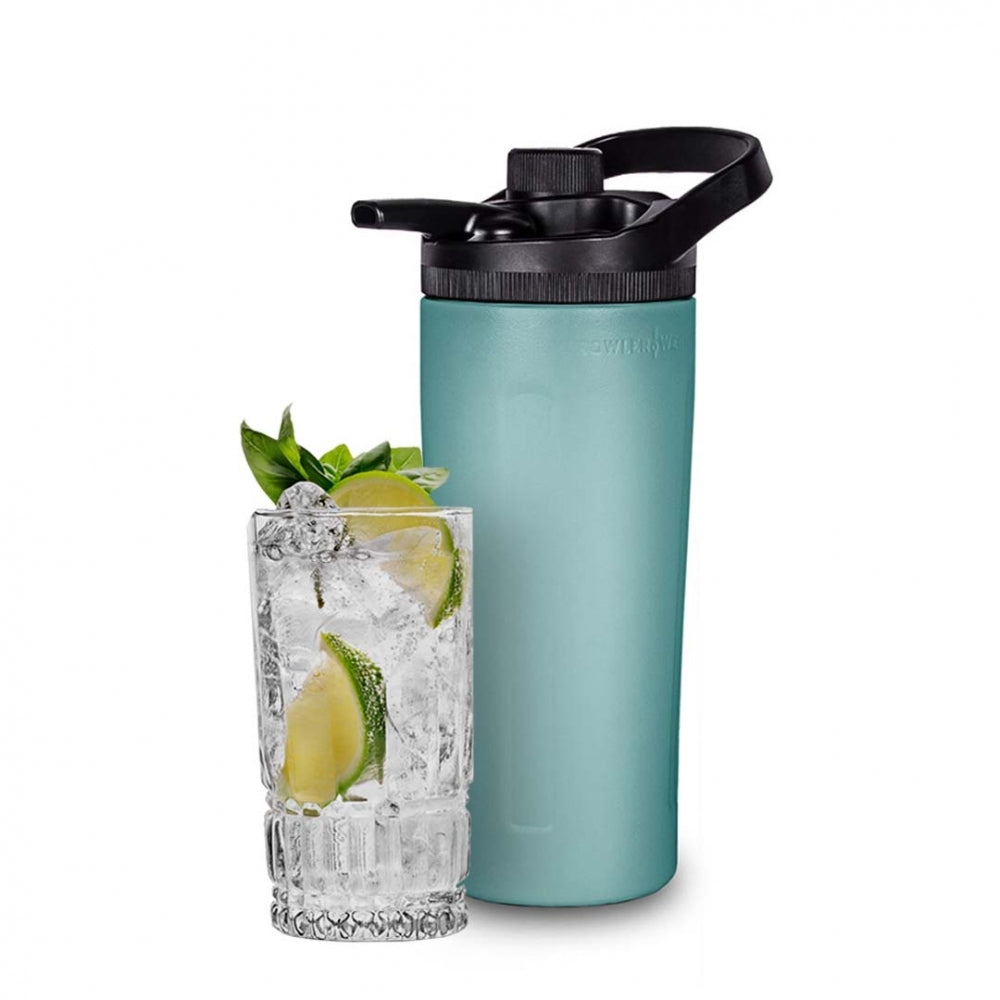 En blågrønn, isolert vannflaske med svart lokk står ved siden av et glass med hard selters, pyntet med lime og mynte, og den forfriskende brusen er laget ved hjelp av GrowlerWerks uKeg Twist 24 Tungsten (7 dl) Seltzer Maker.
