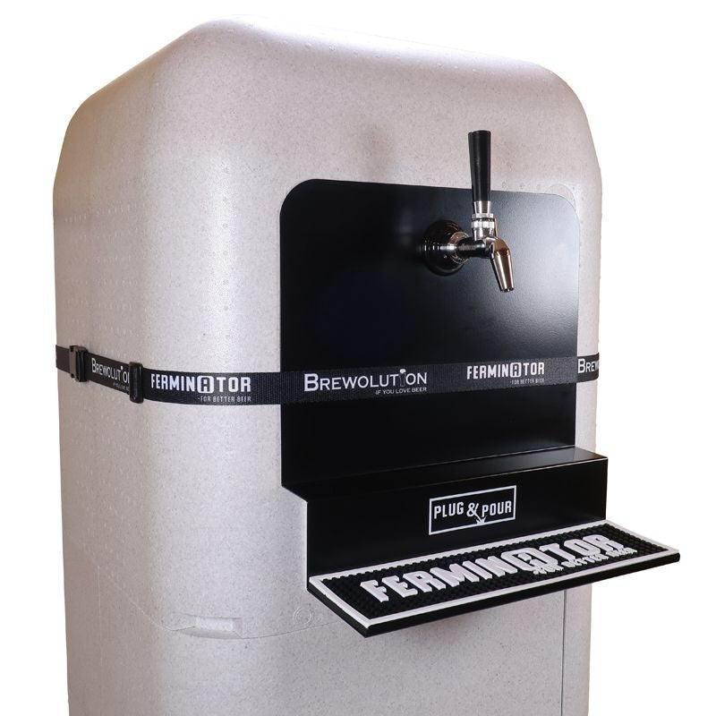 Ferminator Plug & Pour - 1 tappekran fra Brewolution er en øldispenser montert på en hvit, isolert beholder, med logoer og dryppebrett under kranen.