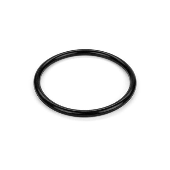 En O-ring i svart gummi fra Fermenter King Collection Bottle O-Ring fra Keg King vises på en hvit bakgrunn.