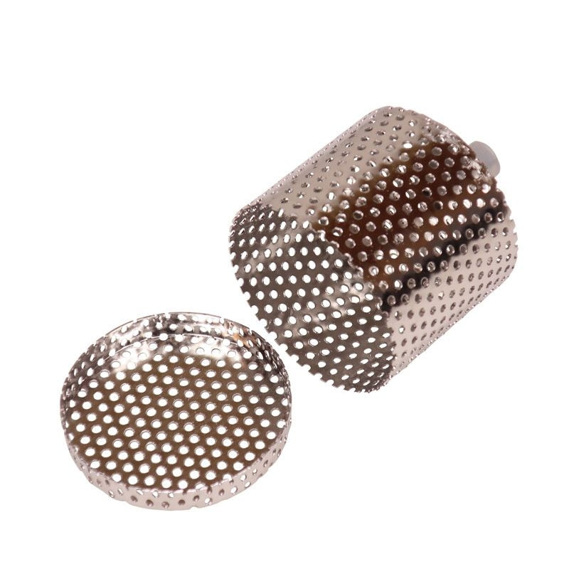 Brewolution Nytt bunnfilter til Brewster Beacon 40L & 70L er et sylindrisk metallfilter i rustfritt stål med en skinnende sølvfinish og et avtakbart, perforert lokk plassert ved siden av.