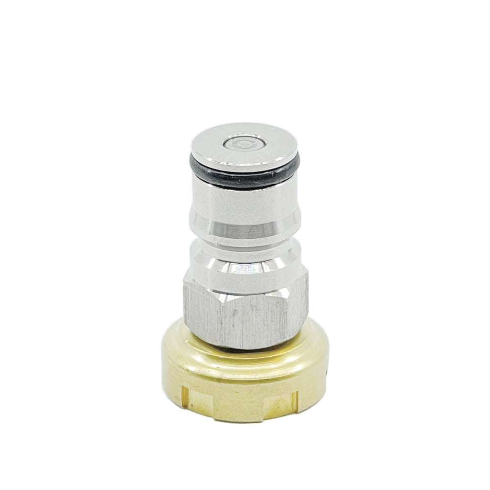 Et nærbilde av uKeg Adapter for Picnic Tap 2.0 & 2.1 fra Homebrewer LAB, med et sekskantet metall- og messinghus med en O-ring av gummi, vist mot en vanlig hvit bakgrunn.