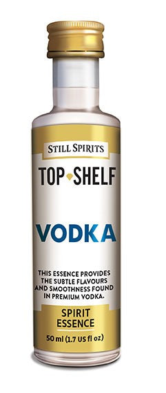En 50 ml flaske Still Spirits Top Shelf Vodka - 50 ml essens har en gullhette og en hvit etikett som fremhever den glatte og autentiske vodkasmaken.