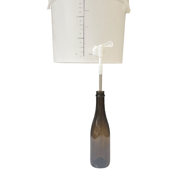 Brewshop Small Batch Startsett Basic - 16L Startsett for gjæring har en markert bøtte med kran, ideell for ølbrygging ettersom den enkelt fyller mørke glassflasker - perfekt for enhver startsett hjemmebrygging.