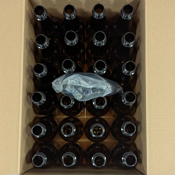 Et ovenfra og ned-bilde av en eske fra Handcraft Supplies som inneholder 24 tomme 500 ml PET-ølflasker med skrukork, og en gjennomsiktig plastpose nær midten av esken.