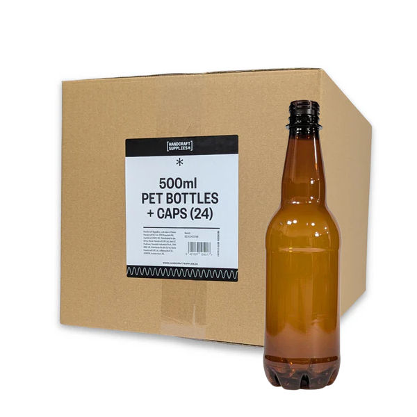 A 500ml Handcraft Supplies ølflaske av PET plast med skrukork står foran en eske med 24 stk, ideell for hjemmebrygging og lagring av din egen øl.