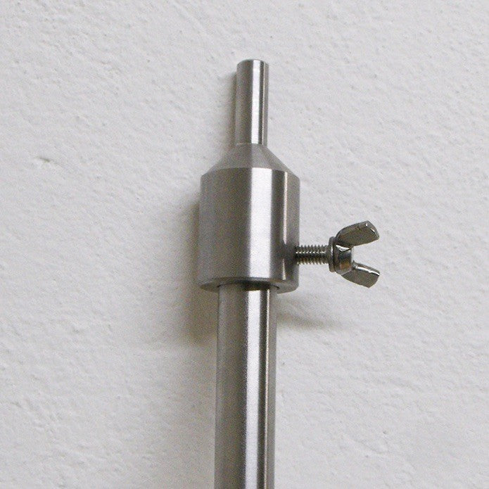 En BacBrewing Drill-adapter for Shovel Whirlpool BM20 og BM50 er montert vertikalt med en justerbar klemme og vingemutter mot en hvit, strukturert vegg.