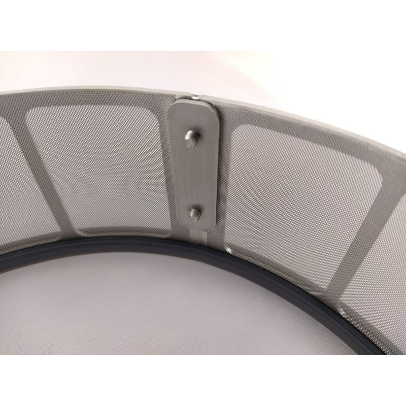 Nærbilde av Trub Stopper Large - BacBrewing (d 40 x h 7 cm), et filter laget av mikroperforert rustfritt stål med en buet ramme, festet med to skruer på en tilkoblingsplate. Merkevare: BacBrewing.