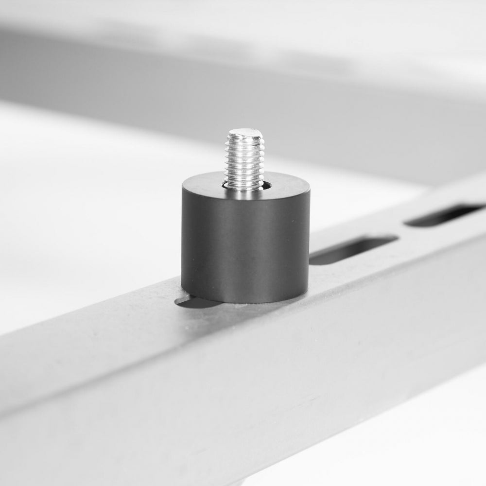 Brewtools Troll Unitank Ramme er et metallstykke med en skrue, og er designet for kompatibilitet med Brewtools Unitank- eller Unitank Ramme-systemer.