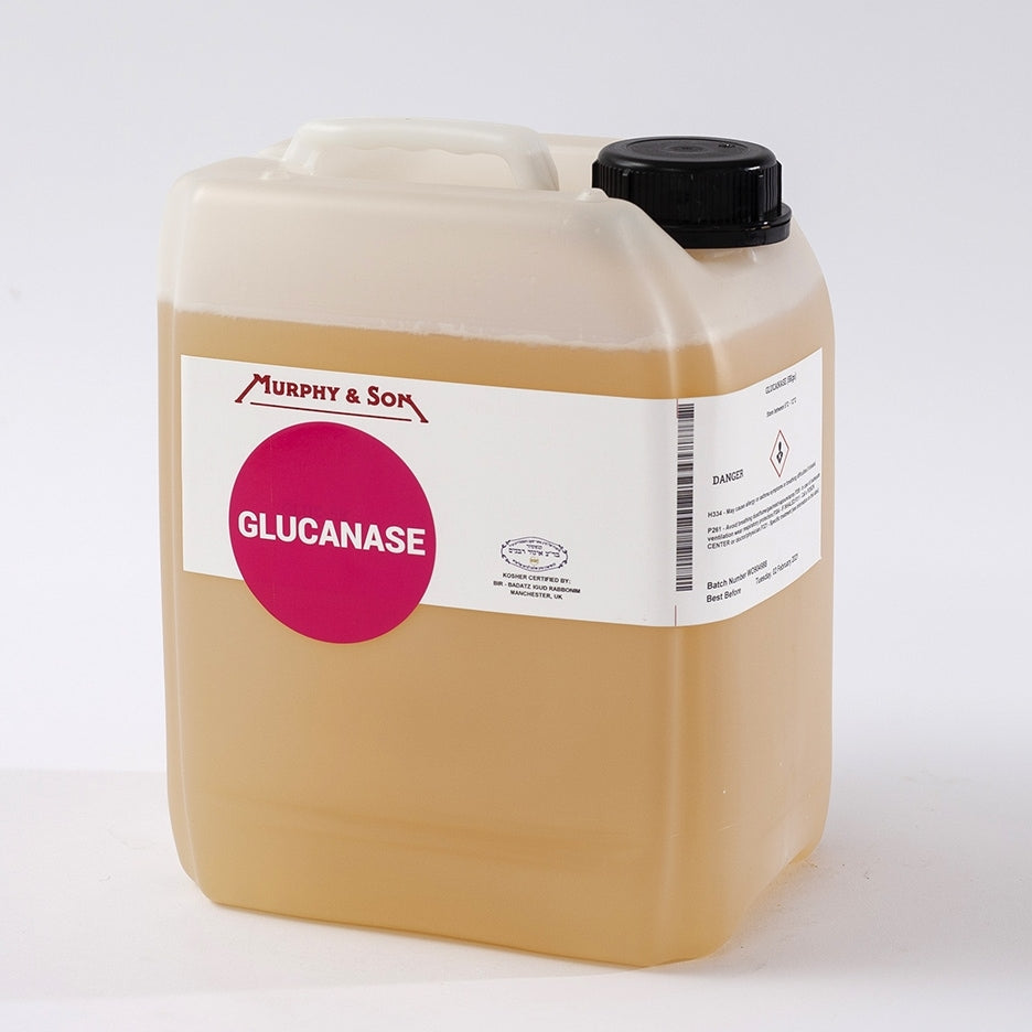 En 5 kg Glucanase-beholder fra Murphy & Son, med et lysebrunt flytende bryggerienzym, vises mot en vanlig hvit bakgrunn.