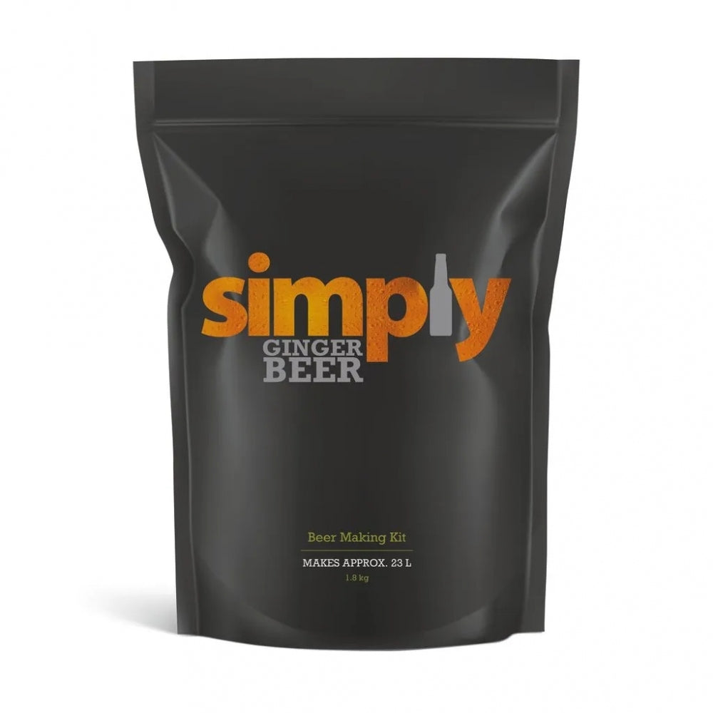 En svart pose merket Simply Ginger Beer 1,8kg ekstraktsett by Simply, et ølkokingssett med maltekstrakt som gir ca. 23 liter.