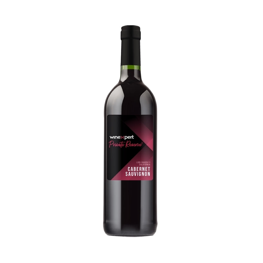 En flaske i mørkt glass med Winexpert Private Reserve Vinsett Cabernet Sauvignon, Lodi Ranch 11, California - laget av drueskinn og med en elegant svart og lilla etikett - perfekt for enhver vinentusiast.