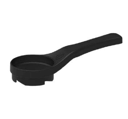 PolyKeg Demonteringsnøkkel fra PolyKeg er et svart plastverktøy med et rundt, flatt hode og et langt håndtak, designet for demontering av keg-fittings.