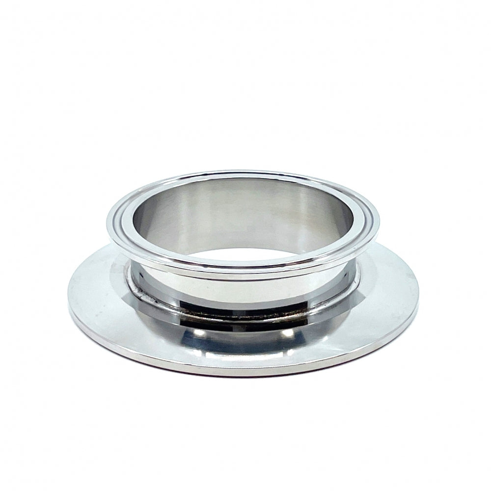 En Brewshop Overgang fra 4" Tri-Clamp til 3" Tri-Clamp armatur i 304 rustfritt stål, med en bred, flat base og sylindrisk senter, vist på hvit bakgrunn.