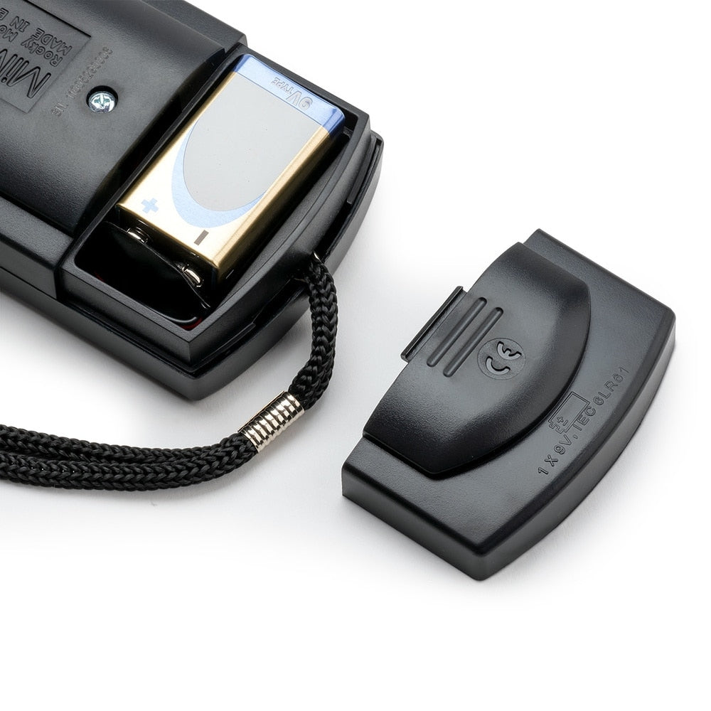 Nærbilde av Milwaukee MW102 PRO+ pH-måler fra Milwaukee, som viser det åpne batterirommet med et delvis innsatt 9 V-batteri og dekselet plassert ved siden av.