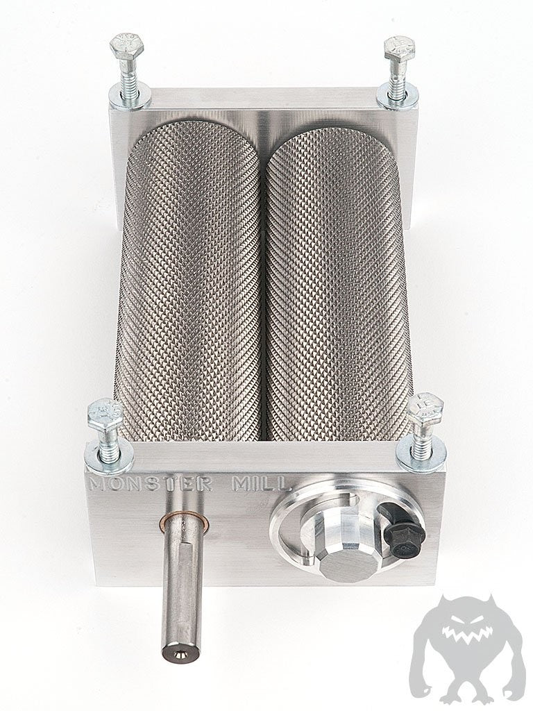 Monster Brewing Hardware Monster Mill MM2-Pro HT, komplett med base og trakt, er en metallkornmølle med to teksturerte valser, justeringsratt og bolter-perfekt for håndverksbryggerier.