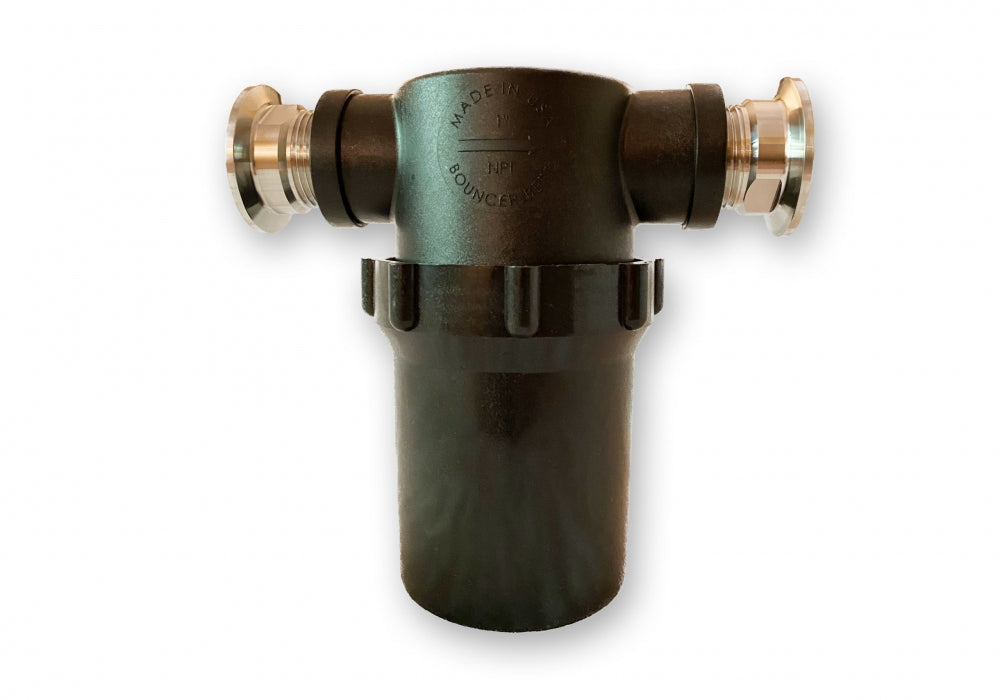 Svart sylindrisk Bouncer Pro D Inline Filter 1,5" TC fra Bouncer, med to metallkontakter på hver side og preget "BOUNCER PRO D"-tekst på toppen, isolert på en hvit bakgrunn.