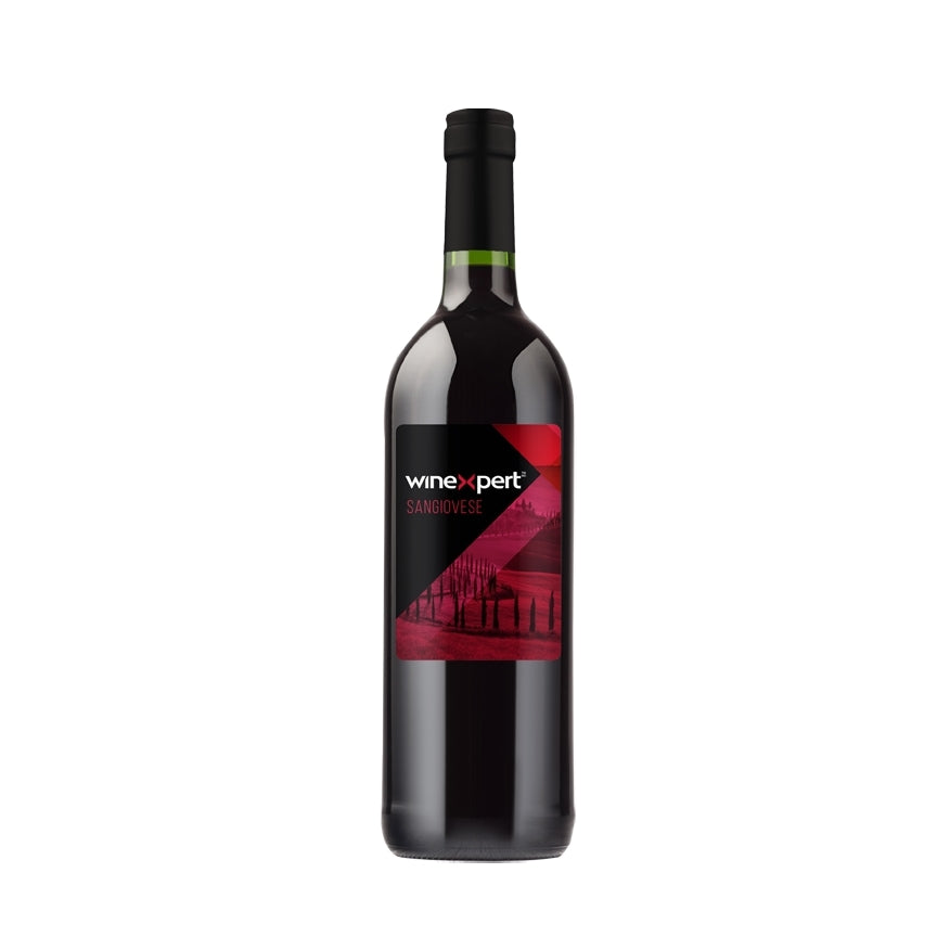 En flaske Winexpert Classic Vinsett Sangiovese, Italia rødvin med svart kapsel og en etikett i rødt og svart med bilder av vingården.