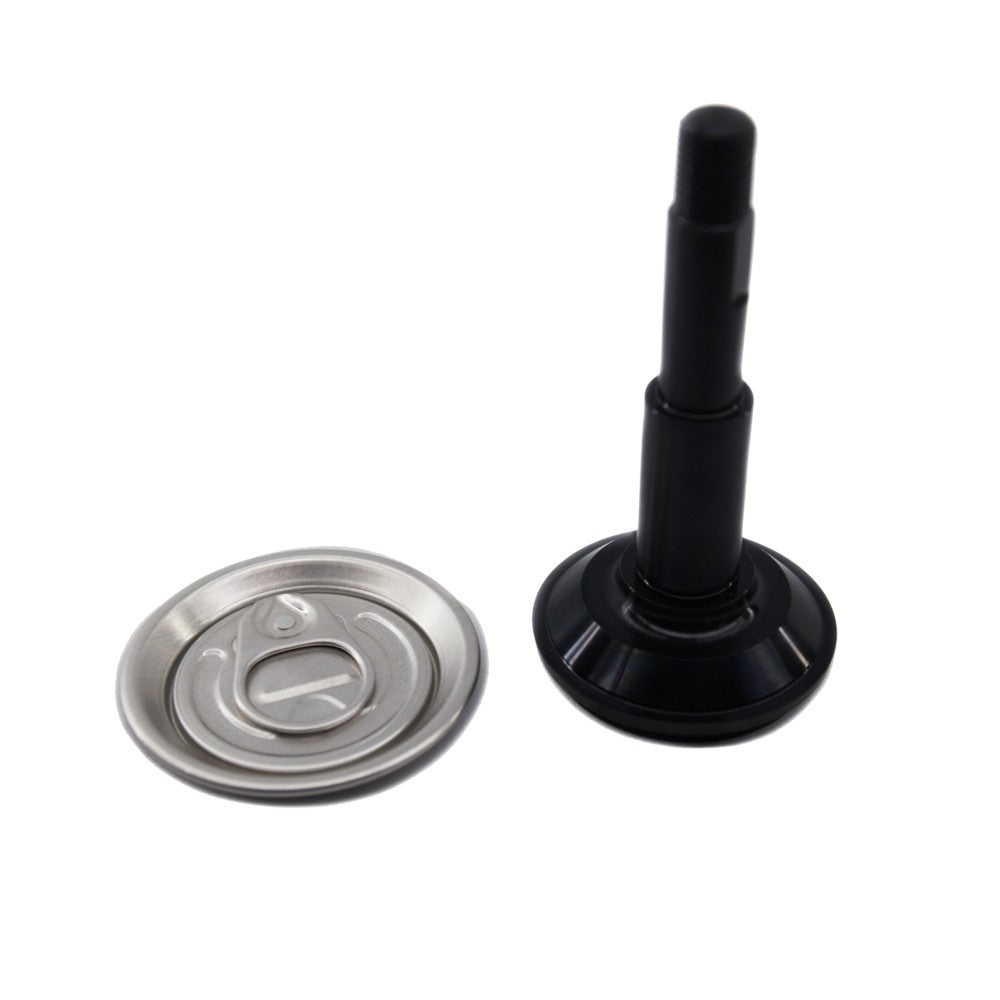 Crown 202 SuperEnd® / 360end® Øvre Chuck og et metallokk, begge Oktober Design-tilbehør til SL1 Can Seamer, er vist side om side på en hvit bakgrunn.