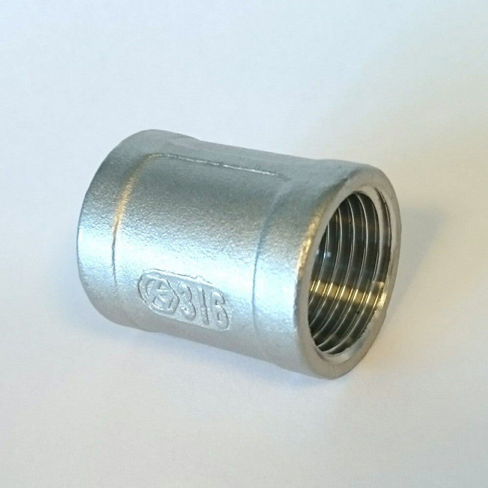 En Brewshop Muffe 1/2" metallrørkobling med innvendige gjenger og "316"-merking, som angir kvaliteten på det rustfrie stålet, er vist mot en vanlig hvit bakgrunn.