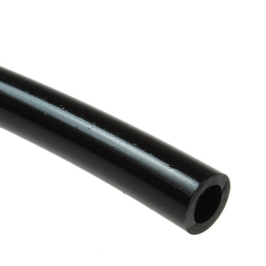 Nærbilde av en DMfit Ølslange LLDPE 3 mm ID, 3/16" OD - Farge sort fra Dmfit, med glatt overflate og hul kjerne, fotografert på hvit bakgrunn.