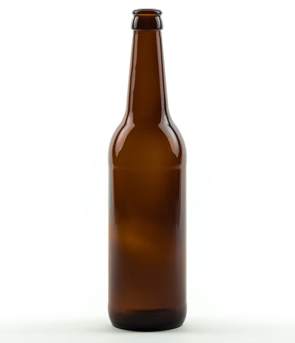 En 0,5 liters longneck ølflasker fra Brewshop står oppreist på en enkel hvit bakgrunn, vist som en del av en eske med 15 stk.