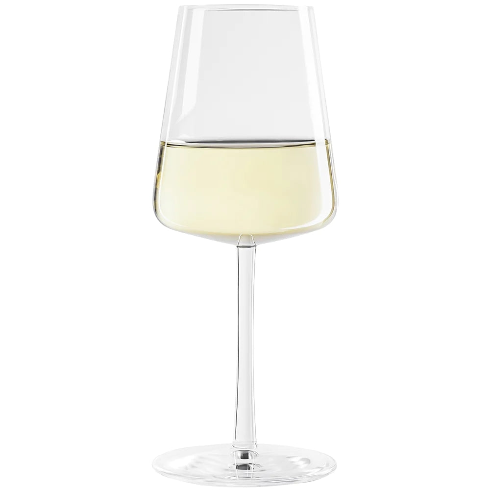 Et POWER White Wine vinglass 400 ml fra Stölzle Lausitz, fylt halvveis med hvitvin, står elegant på en flat overflate mot en hvit bakgrunn.