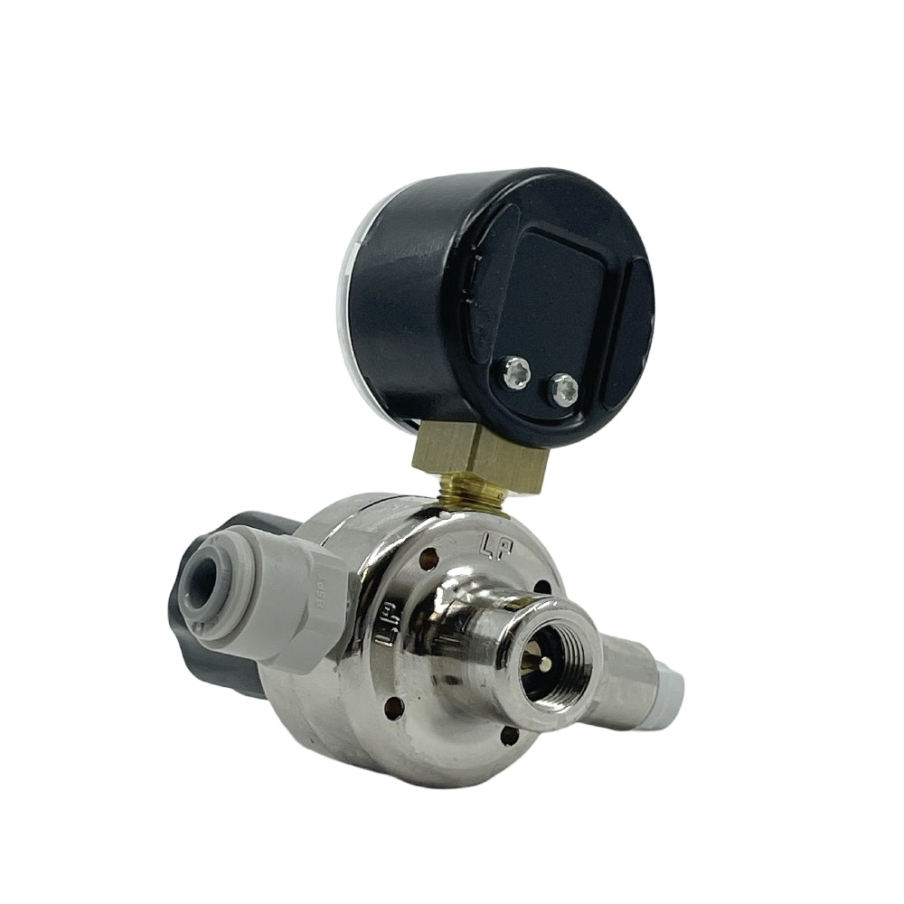 Et nærbilde av Oxyturbo Minor O2-oksygenregulatoren, med manometermåler, gjengekoblinger med 1/4" John Guest-tilkobling og en svart plasthette fra Oxyturbo.