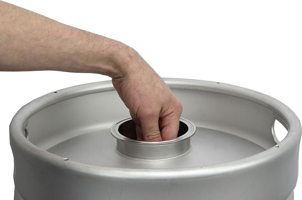 En persons hånd strekker seg inn i åpningen på en 50L Kegmenter gjæringstank fra Keg King, perfekt for gjæring under trykk.