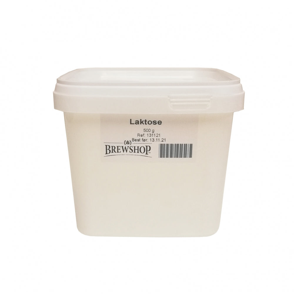 En hvit plastbeholder merket "Laktose 500g" fra Brewshop, med produktinformasjon, strekkode og holdbarhetsdato, vises mot en hvit bakgrunn.