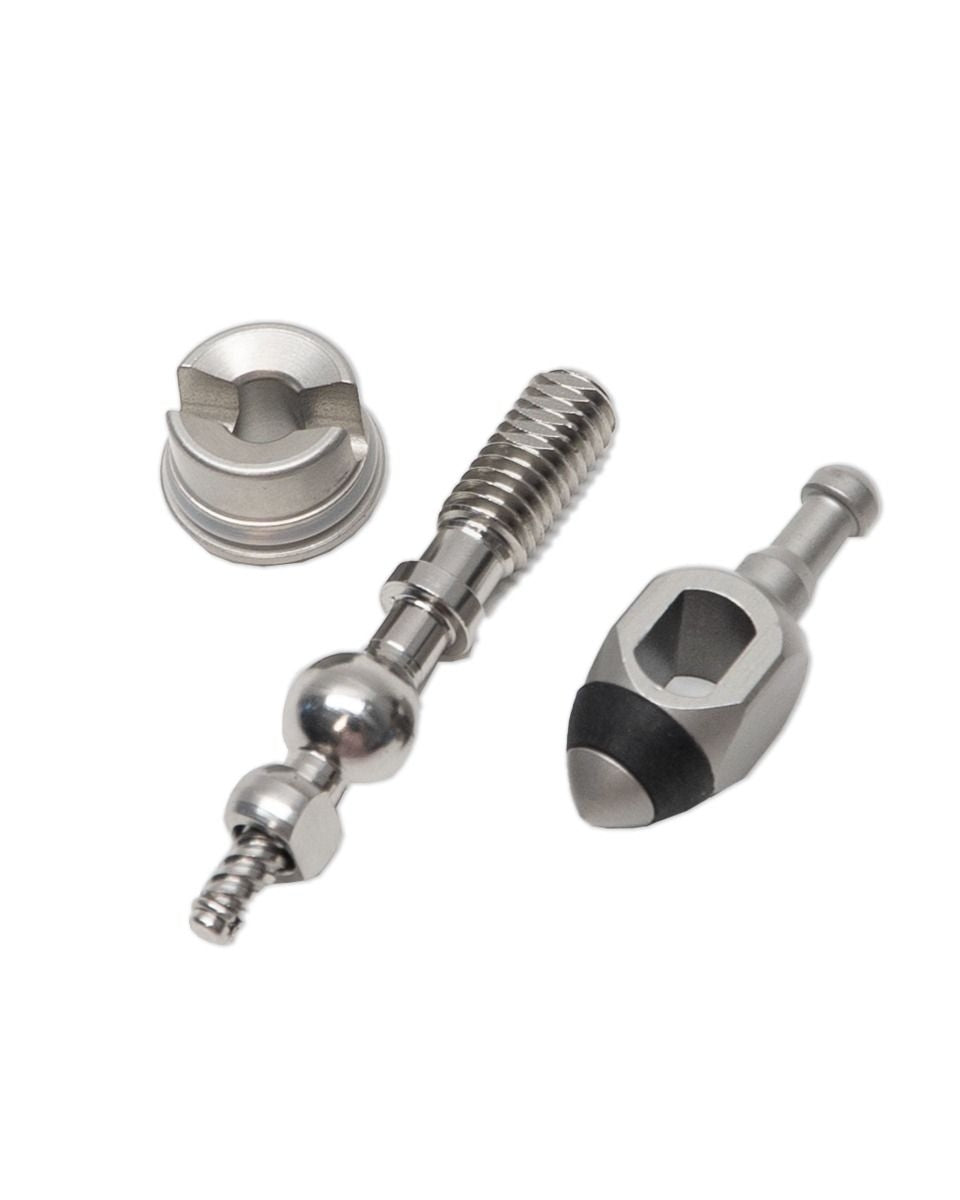 Tre metallkomponenter fra Keg King Ultratap Twist - Flow Control Upgrade Kit er plassert på en hvit bakgrunn.