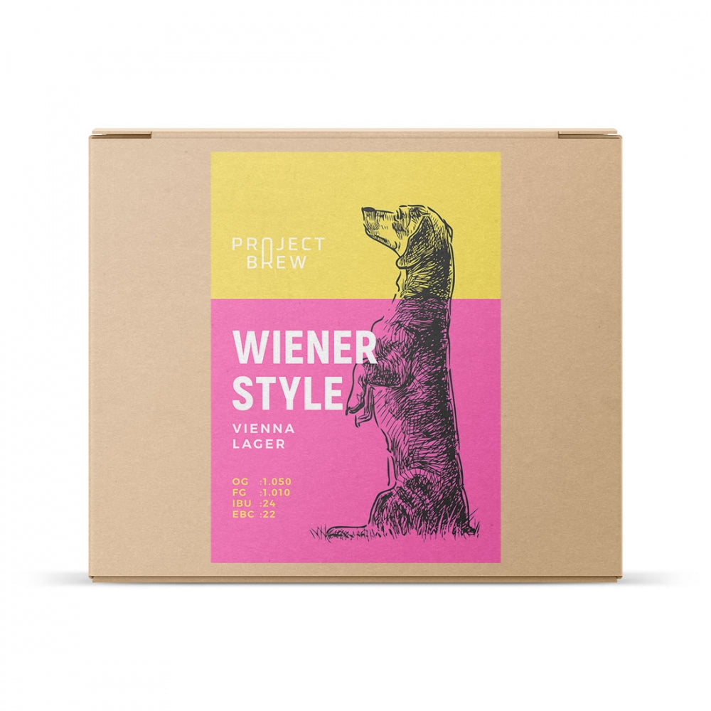En pappeske merket "Project Brew Wiener Style Vienna Lager - allgrain ølsett" har en dachshund stående på bakbeina, med bryggesett og ingrediensopplysninger trykket under.