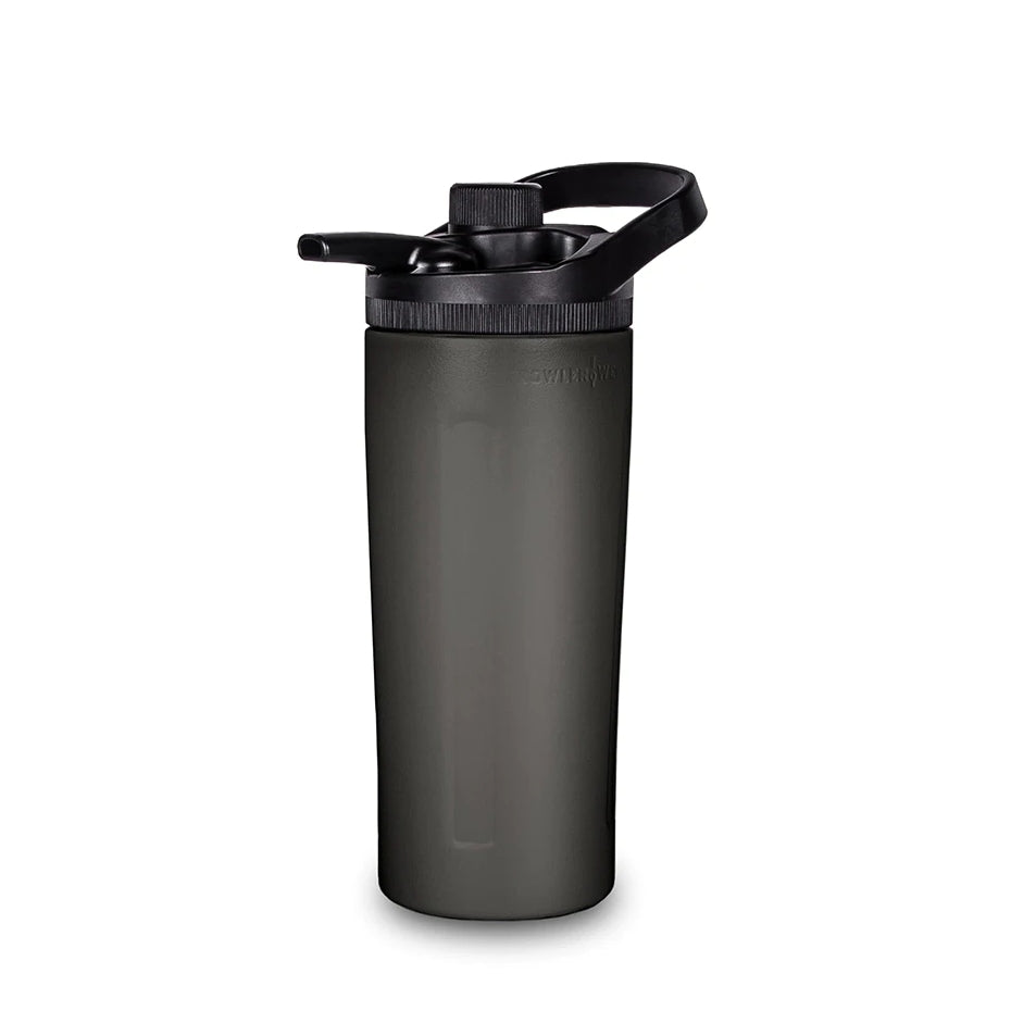 En matt svart protein shakerflaske med vippelokk og bærehåndtak, inspirert av den elegante designen til GrowlerWerks uKeg Twist 24 Tungsten (7 dl) Seltzer Maker, er vist mot en hvit bakgrunn.