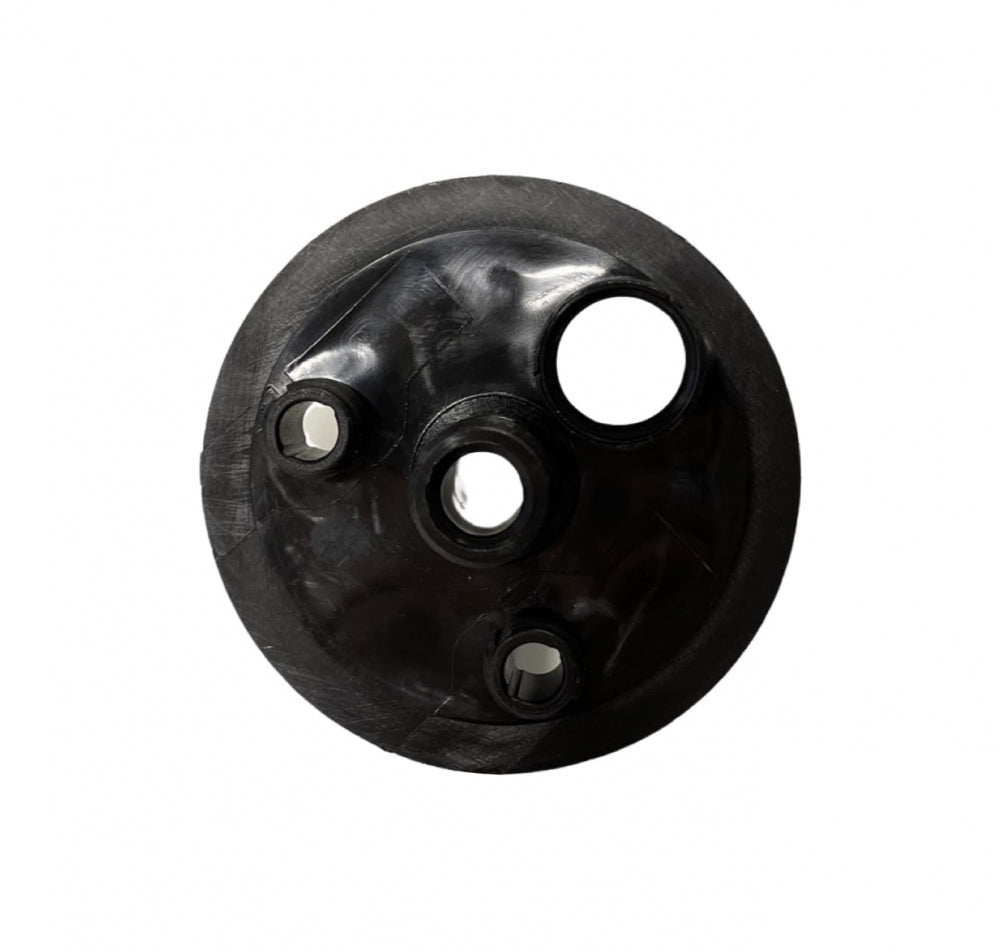 Lokk til Fermenter King 35L fra Keg King: svart, rundt plastlokk med tre hull i ulike størrelser og 1/2" gjenger, laget for enkel rengjøring med CIP vaskeball. Sett ovnfra mot hvit bakgrunn.