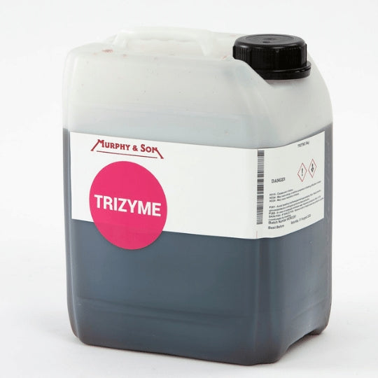 En 5 kg plastbeholder merket Trizyme fra Murphy & Son, med svart skrukork, inneholder en mørk væske. Etiketten viser faresymboler og indikerer at det er bryggeri enzymer for effektiv maltmodifikasjon.