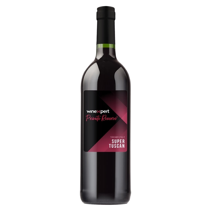 En flaske Winexpert's Private Reserve Vinsett - Super Tuscan, Italia - med drueskall, har en elegant etikett i svart og magenta som fanger Toscanas ånd mot et skarpt hvitt bakteppe.