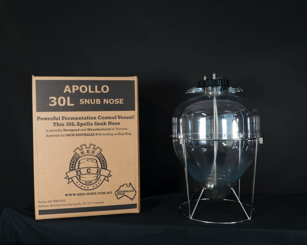 En gjennomsiktig Apollo 30L Snub Nose-trykkbeholder fra Keg King med svart lokk og metallstativ er vist ved siden av den merkede pappemballasjen mot en svart bakgrunn.