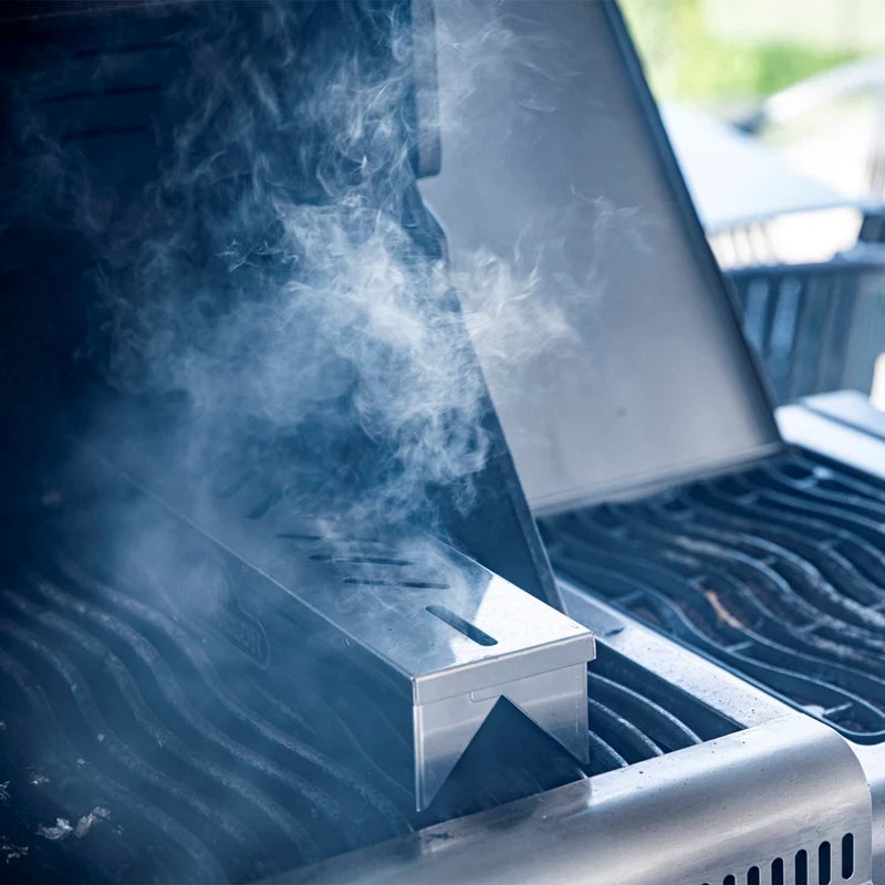 Napoleon Sear Plates Smoker Box - røykeeske i rustfritt stål tilfører gassgrillmatte med røyksmak mens den ligger på risten på gassgrillen din utendørs.