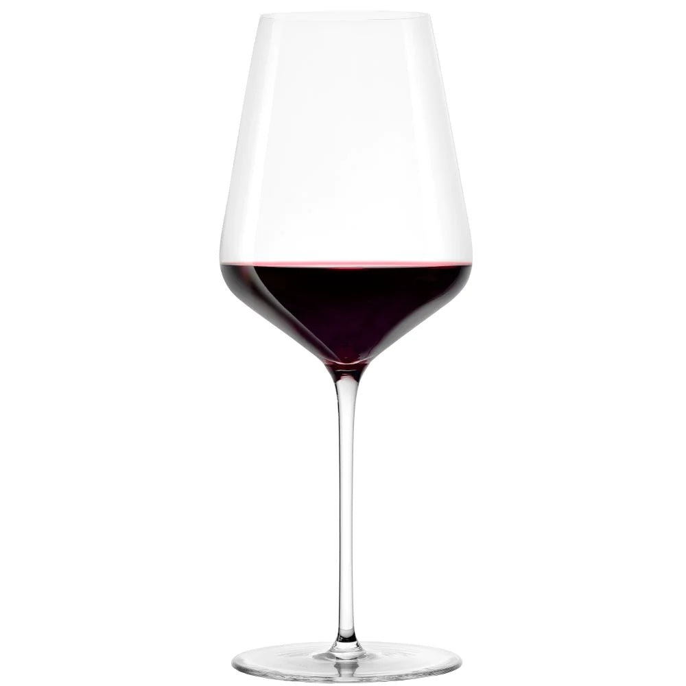 Et STARlight Bordeaux vinglass 675 ml fra Stölzle Lausits, fylt med rødvin, er vist mot en enkel hvit bakgrunn.