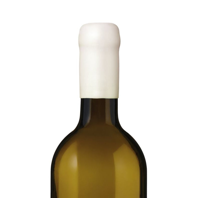 Nærbilde av halsen og overdelen av en vinflaske forseglet med Sincera Sistemi flaskevoks 100g - Pearl White WH004, fra Sincera Sistemi, mot en vanlig hvit bakgrunn.