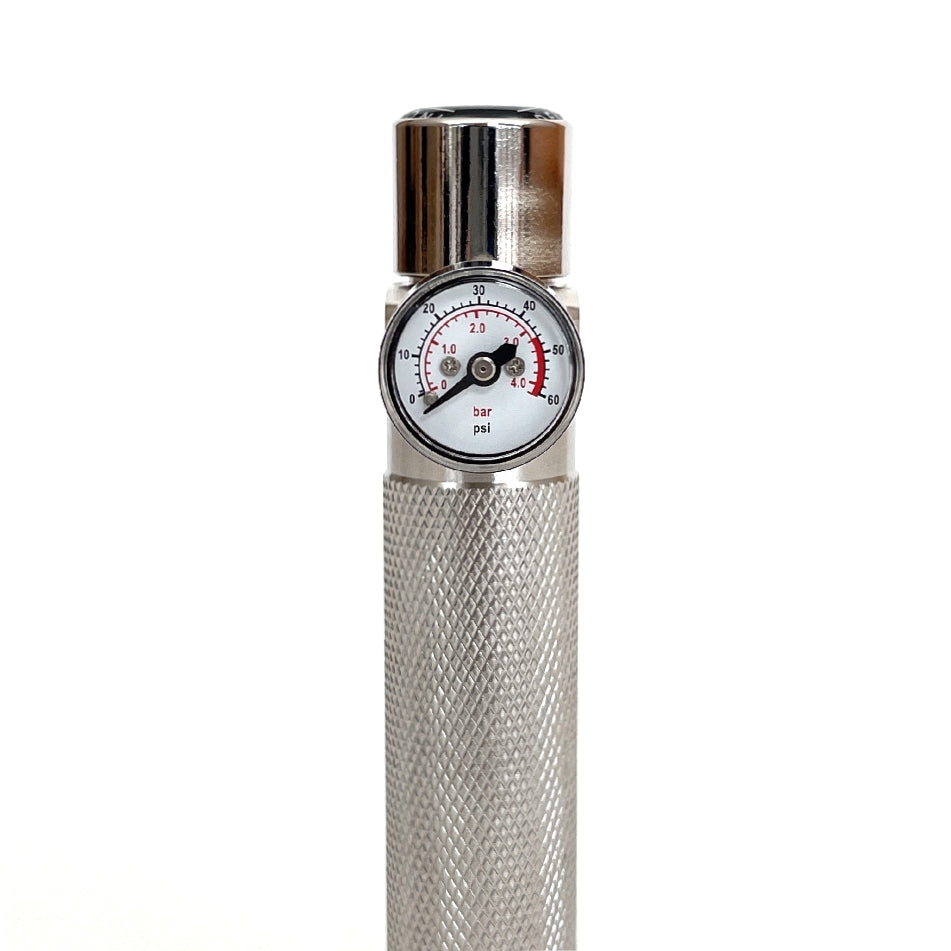 Nærbilde av den metalliske trykkmåleren på Project Brew Beer Gas Mini Regulator, som viser bar- og psi-målinger, festet til en sylinder med tekstur - ideell for tappesystemer som bruker nitrogen eller CO2.