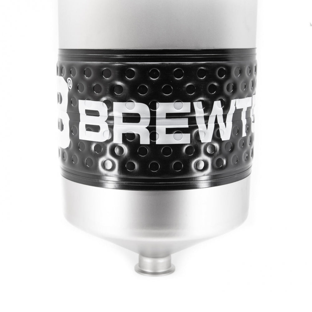 Nærbilde av den nedre delen av Brewtools Kjølekappe til MiniUni, med et svart bånd med teksturert tekst med BREWT i hvite bokstaver og et lite munnstykke nederst, designet for presis temperaturkontroll på gjæringstanken din.