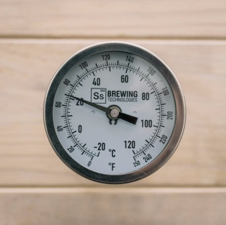 Rundt analogt termometer til Ss Brew Kettle fra Ss Brewtech, viser Celsius og Fahrenheit (nål ved ca. 26 °C/80 °F), laget av rustfritt stål og merket med Ss Brewtech-logo.