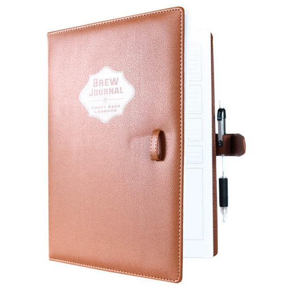 Brewshop Brew Journal - bryggelogg er en brun skinninnbundet notatbok med påsatt penn og delvis synlige sider - ideell til å notere øloppskrifter eller skissere humlediagrammer.
