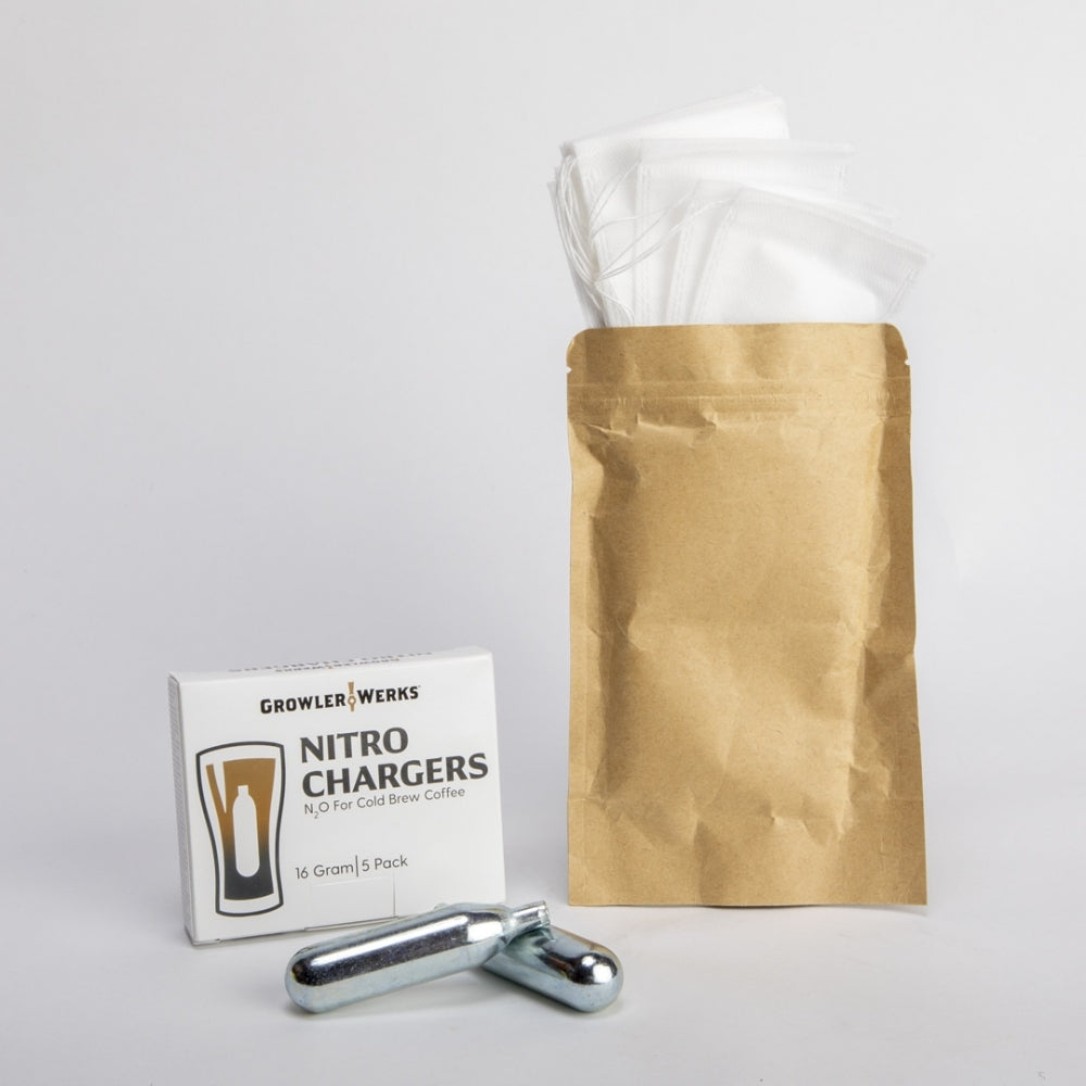 Et GrowlerWerks uKeg Nitro Refill-Kit - med to N2O-patroner, en brun pose og hvite filtre - vises mot en hvit bakgrunn, perfekt ekstrautstyr for å lage nitrokaffe.