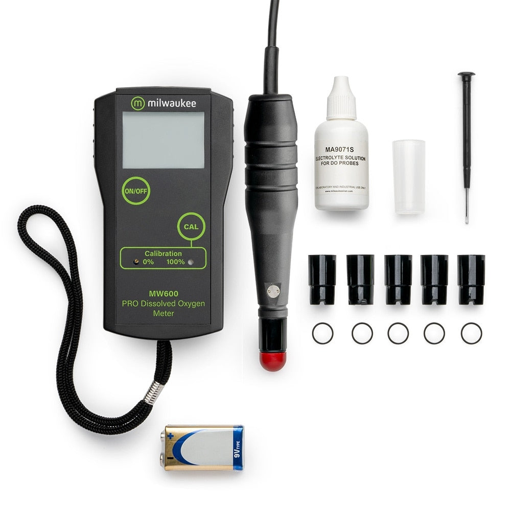 Milwaukee MW600 PRO Dissolved Oxygen Meter (DO-måler) fra Milwaukee inneholder en polarografisk sonde, elektrolyttløsning, skrutrekker, beskyttelseshetter, O-ringer, batteri og plastrør på en hvit bakgrunn.